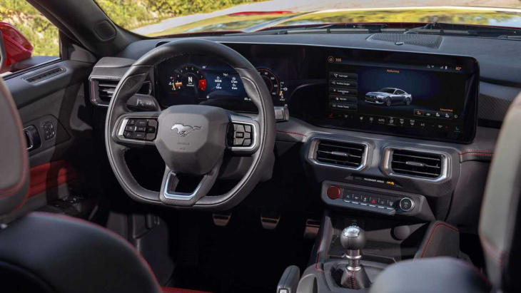 novo ford mustang 2024: veja como a nova geração se compara com a antiga