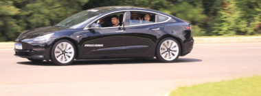 Empresa permite alugar e pilotar Tesla Model 3 por R$ 298