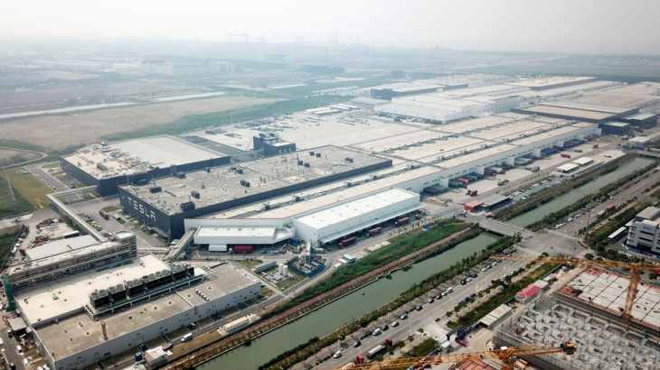 (multimídia) entregas da fábrica da tesla em shanghai batem recorde em setembro