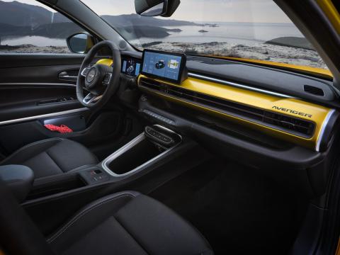 android, avenger é o primeiro 100% elétrico da jeep e chega com 400 km de autonomia