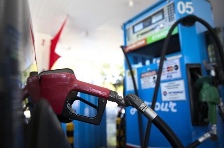 preço da gasolina aumenta no brasil e defasagem chega a r$ 0,30