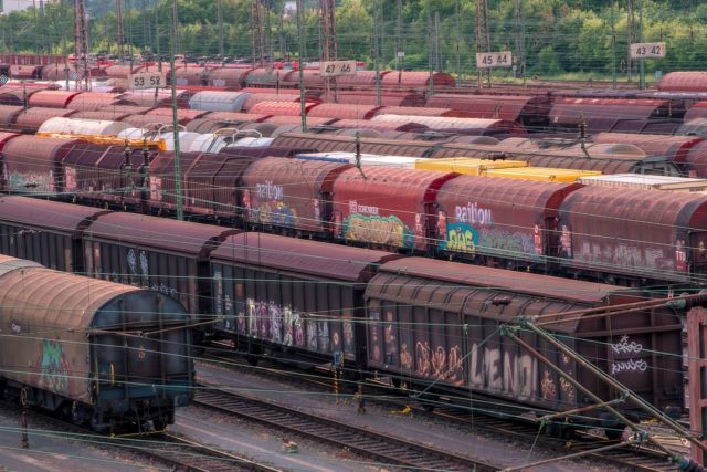 apenas 8% das indústrias nacionais usam ferrovias para transporte da produção