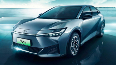 Novo sedã elétrico da Toyota com baterias BYD é revelado de forma oficial