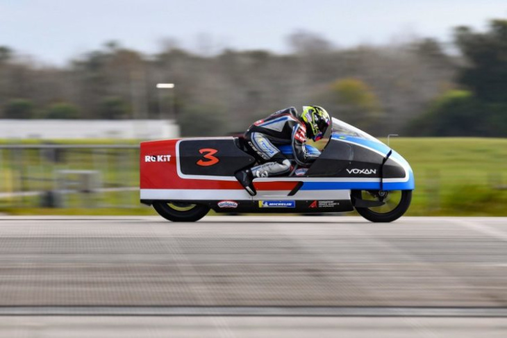 motocicleta elétrica voxan wattman bate recorde com 455 km/h; assista