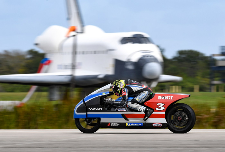 motocicleta elétrica voxan wattman bate recorde com 455 km/h; assista