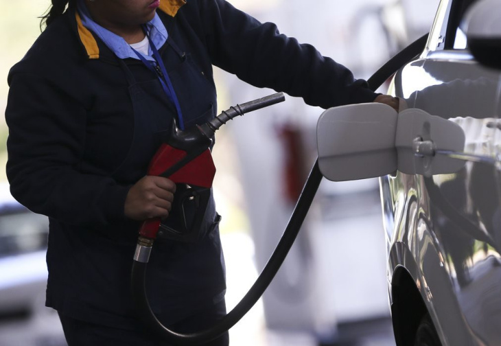 gasolina fica mais barata e preço médio chega a r$ 4,81, diz anp