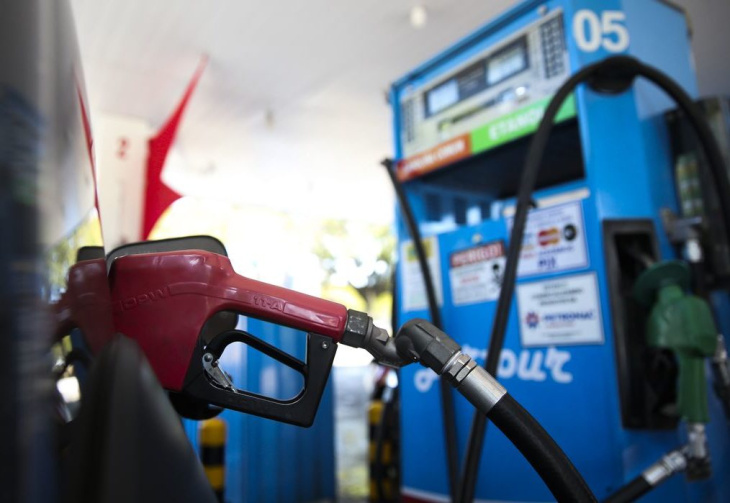 combustíveis: gasolina fica abaixo dos r$ 5 e etanol recua 2,83%