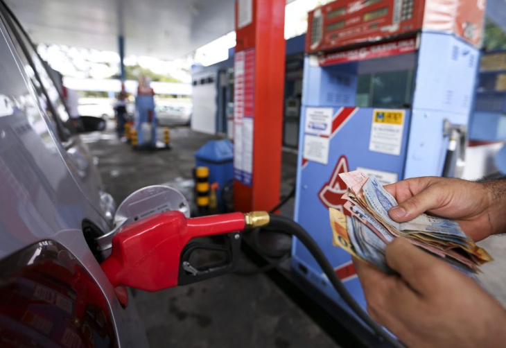 preço médio da gasolina cai novamente no brasil e chega aos r$ 4,88