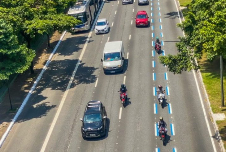 faixa azul para motocicletas melhora trânsito e será expandida, diz cet