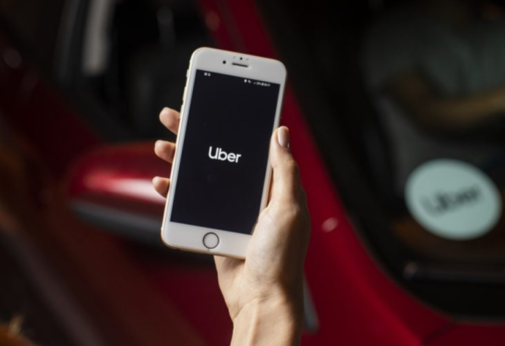 uber planeja utilizar apenas carros elétricos a partir de 2030