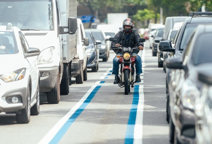 faixa azul para motos: cet conclui sinalização na av. dos bandeirantes
