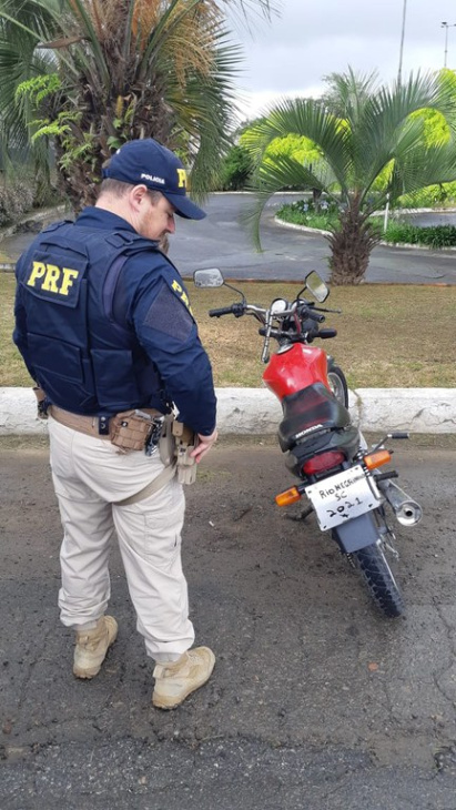 polícia rodoviária flagra moto com placa pintada à mão na br 280