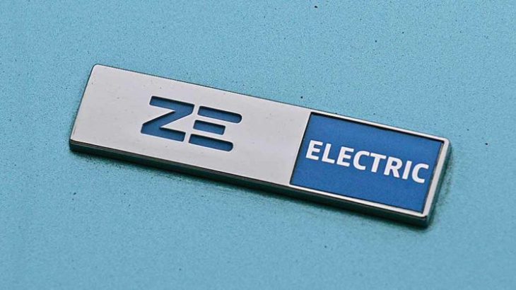 comparativo de carros elétricos: peugeot e-208 gt vs. mini cooper se vs. fiat 500e vs. renault zoe