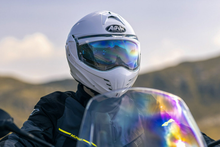 protótipo de capacete com airbag é exibido no eicma