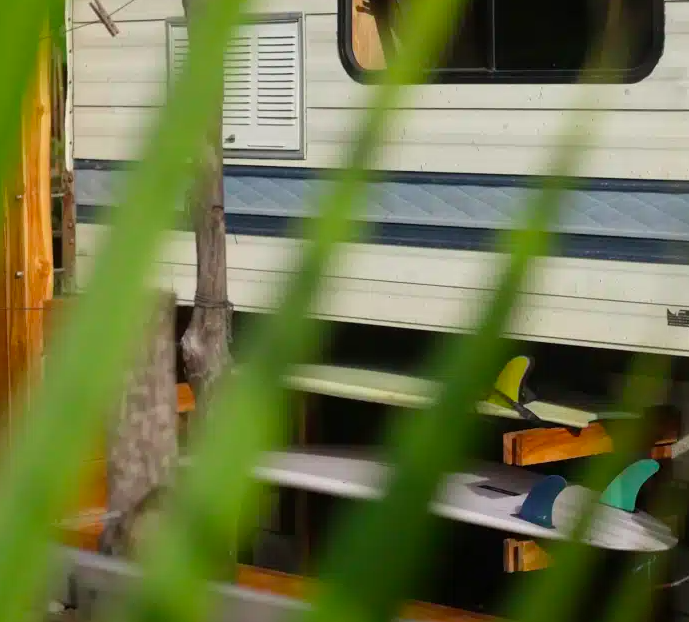 no meio de road trip, surfista transforma seu trailer em residência permanente