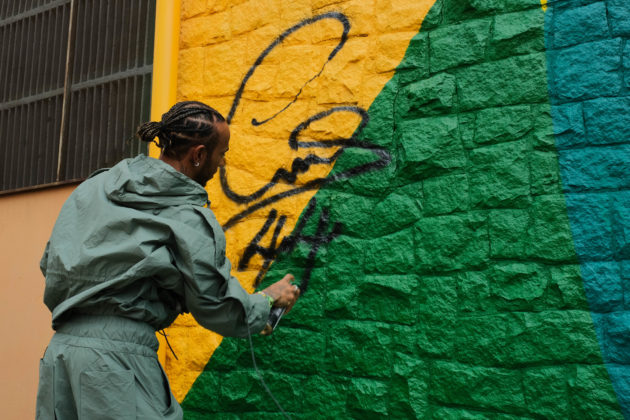 lewis hamilton ganha mural em escola feito pelo artista eduardo kobra