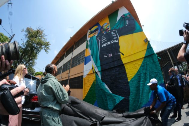 lewis hamilton ganha mural em escola feito pelo artista eduardo kobra