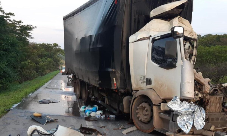 batida entre caminhões deixa cabine destruída e mata motorista na br-262