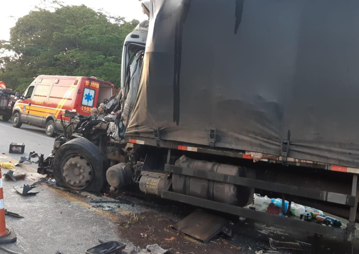 batida entre caminhões deixa cabine destruída e mata motorista na br-262