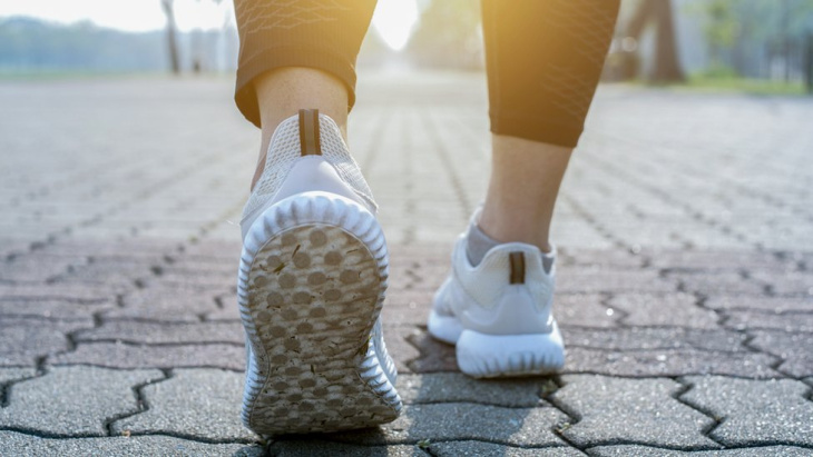 os surpreendentes benefícios à saúde de se caminhar para trás