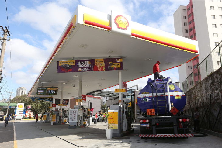 preço da gasolina cai 1,4% e volta a ficar abaixo de r$ 5