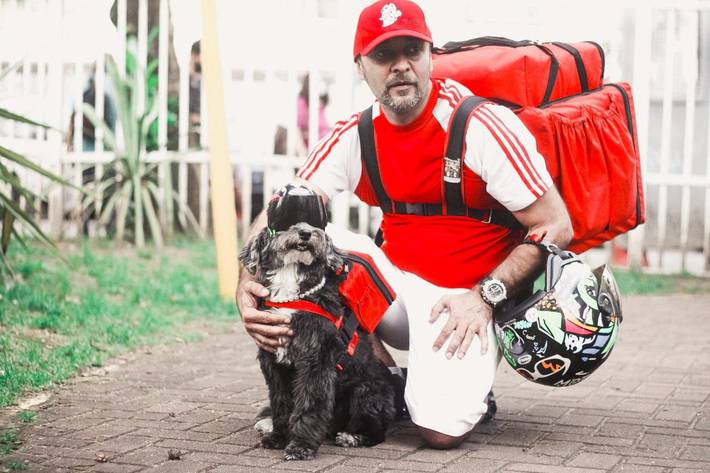 ruby fofa: motoboy e cadela resgatada entregam encomendas por sp e ajudam cães de rua