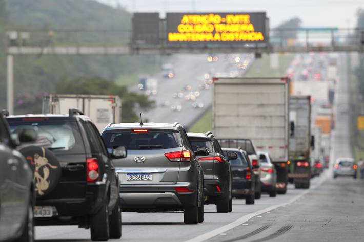sob alerta de chuva, estradas terão 7 milhões de carros saindo para o natal em são paulo