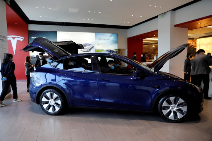 vendas de carros elétricos somam quase 80% dos veículos licenciados na noruega
