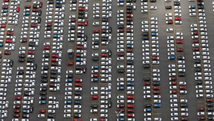 concessionárias esperam vendas de veículos novos estacionadas em 2023