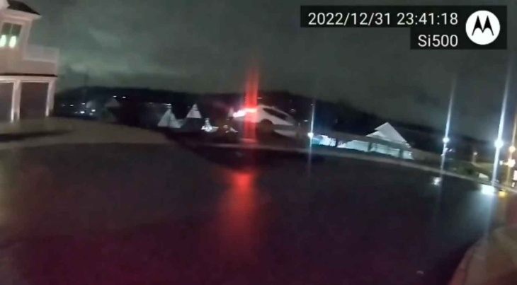 vídeo: casal de ladrões fica desesperado em perseguição policial e joga carro ribanceira abaixo