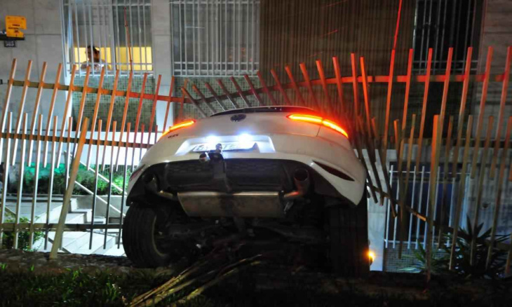 vídeo: carro desgovernado em alta velocidade atinge prédio no sion