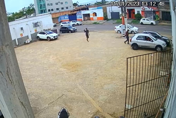 assista: bandidos são filmados roubando carro em estacionamento de panificadora em porto velho