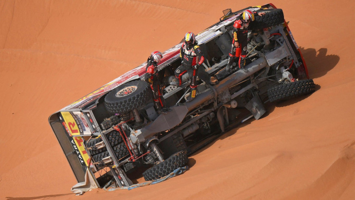 capotagem de camiões no deserto: fotos