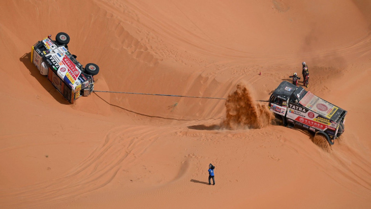 capotagem de camiões no deserto: fotos