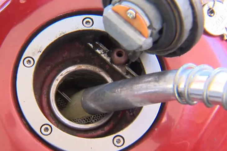 preço da gasolina nos postos cai a r$ 5,04 o litro