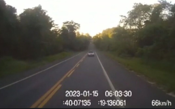 câmera gravou: carro atinge caminhão em cheio na contramão