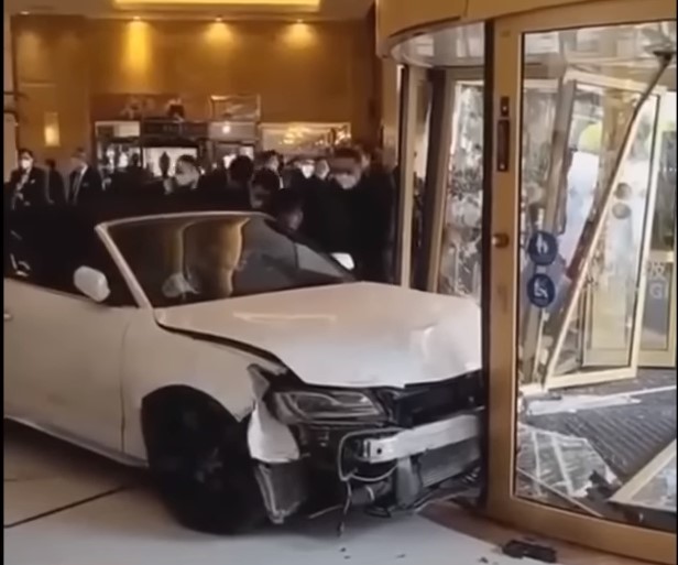 motorista enfurecido usa carro para invadir hotel na china