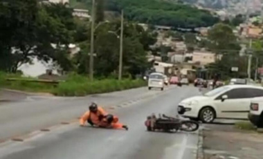 Óleo na pista derruba motociclistas e causa acidentes na MG-05; veja vídeo