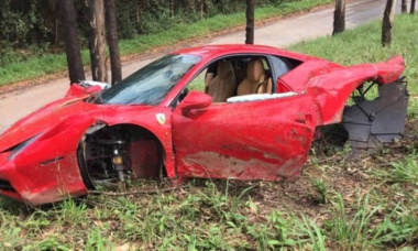 Ferrari fica destruída após acidente na BR-040