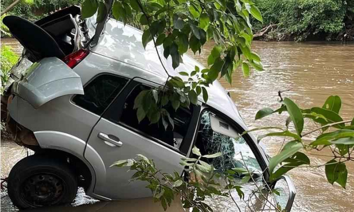 vídeo mostra carro de mulher que estava desaparecida caindo em rio