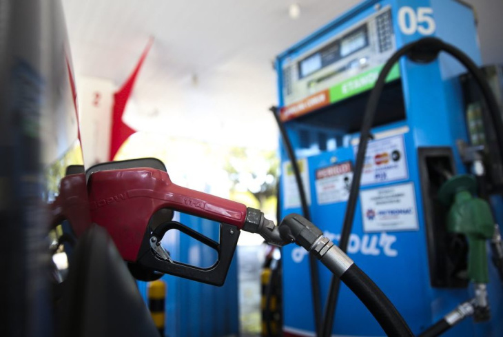 preço médio da gasolina está abaixo dos r$ 5, mas deve aumentar