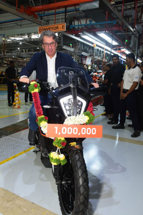 moto ktm de número 1 milhão é produzida pela bajaj na índia