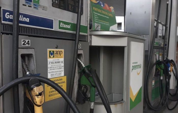 preço médio da gasolina segue abaixo dos r$ 5, diz anp