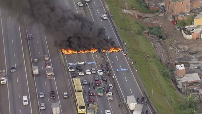 via dutra: rodovia tem tráfego normalizado após fim de protesto com pneus queimados na pista