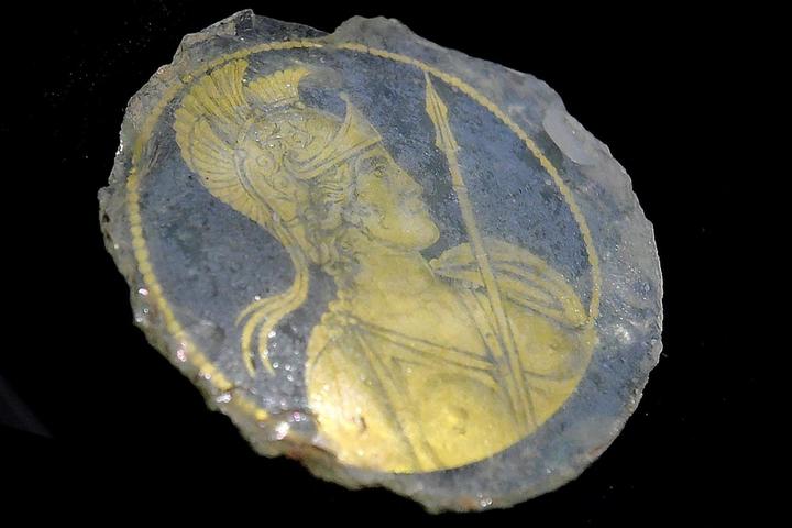 vidro dourado com símbolo de roma é achado em escavação de metrô