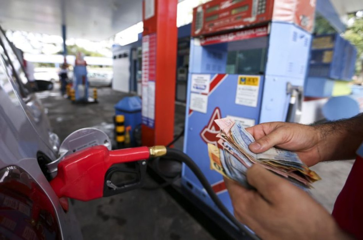 preço médio da gasolina no brasil registra alta e fica acima dos r$ 5