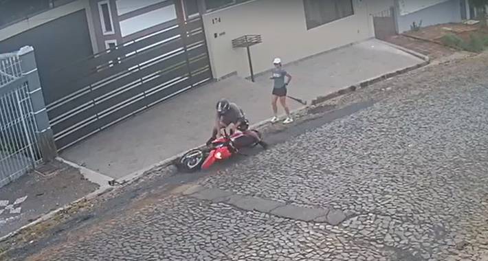 motociclista assedia mulher e cai da moto em rua de ponta grossa; veja vídeo
