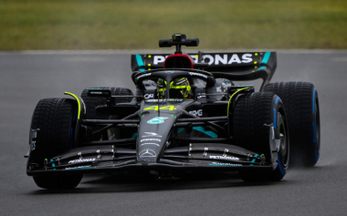 Mercedes-AMG F1 W14 vai para a pista com Hamilton e Roussell - vídeo