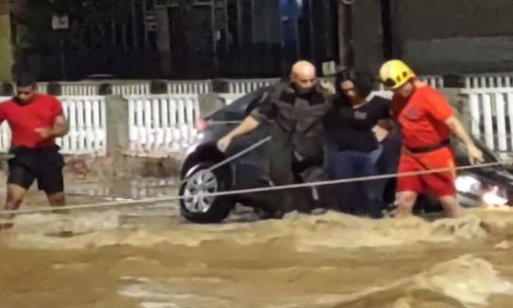 vídeo registra resgate de pessoas ilhadas em carro durante temporal em bh