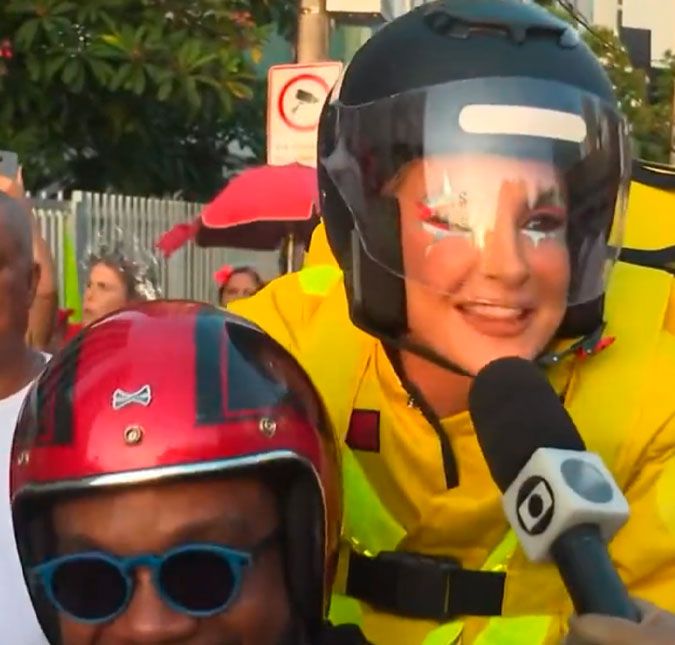 claudia leitte surpreende ao chegar de moto no carnaval de salvador; assista ao vídeo